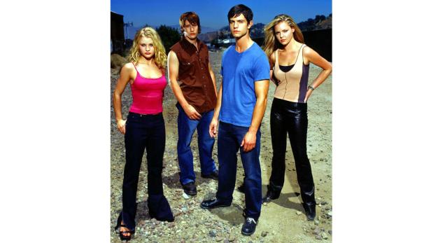 Die vier Hauptdarsteller der Fernsehserie „O.C., California“ stehen zusammen.