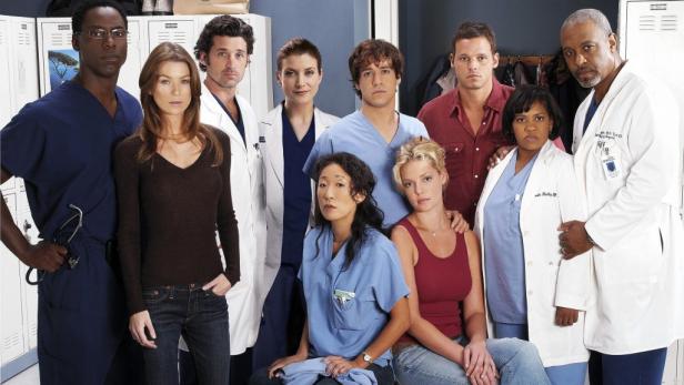 Die Besetzung der Fernsehserie „Grey's Anatomy“ posiert für ein Gruppenfoto.