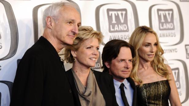 Die Schauspieler Christopher Lloyd, Lea Thompson, Michael J. Fox und Tracy Pollan posieren auf der „TV Land Awards“-Verleihung.