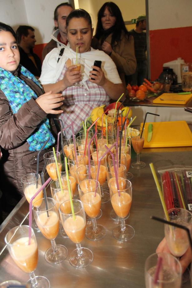 Viele Gläser mit Saft und Strohhalmen stehen auf einem Tisch.