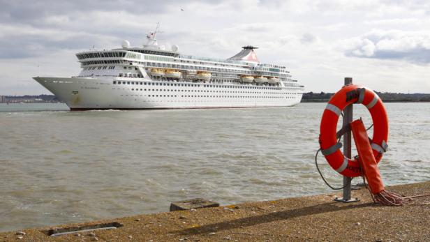 Ein Kreuzfahrtschiff namens „N. Balmoral“ fährt auf dem Wasser.