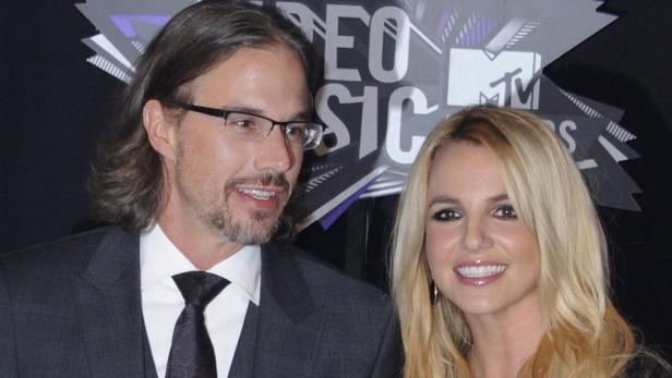 Britney Spears mit einem Mann vor dem Hintergrund der MTV Video Music Awards.