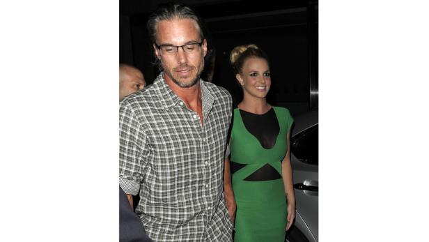 Britney Spears in einem grünen Kleid mit einem Mann im karierten Hemd.