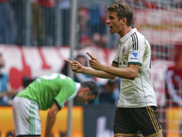 Thomas Müller gestikuliert während eines Fußballspiels.