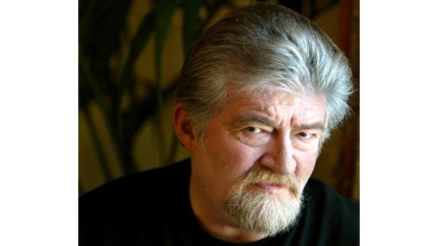 Porträt eines Mannes mit grauem Haar und Bart.