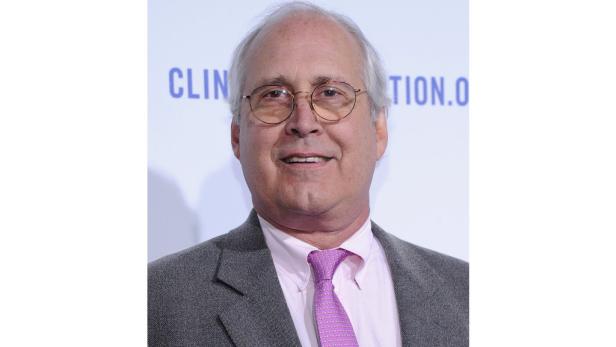 Porträt von Chevy Chase mit Brille und Anzug.