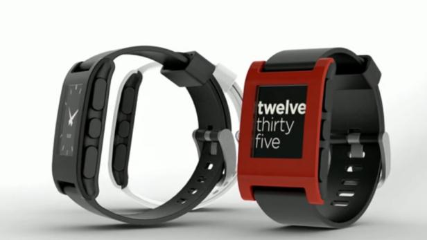 Zwei Pebble Smartwatches, eine mit analogem und eine mit digitalem Zifferblatt.