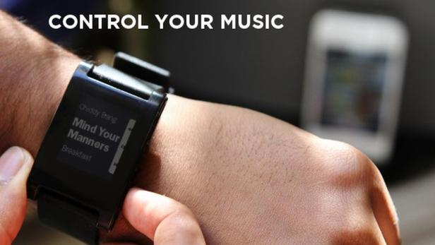 Eine Person steuert Musik über eine Smartwatch am Handgelenk.