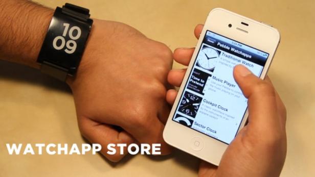 Eine Person benutzt ein Smartphone, um Apps für eine Pebble Smartwatch herunterzuladen.