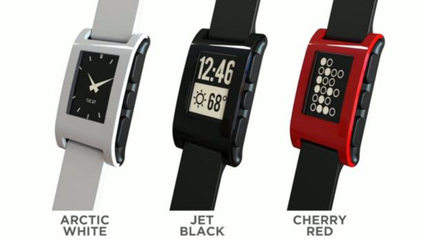 Drei Pebble Smartwatches in den Farben Arktisweiß, Tiefschwarz und Kirschrot werden gezeigt.