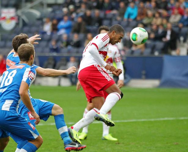 Ein Fußballspieler köpft den Ball während eines Spiels.