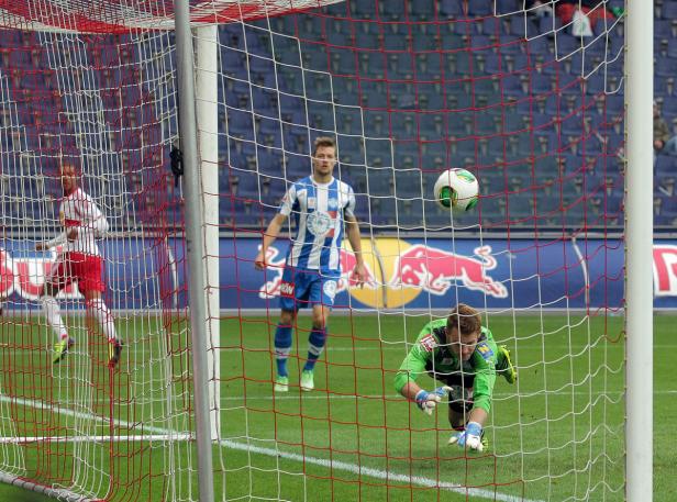 Ein Fußballtorwart versucht, einen Ball zu halten.