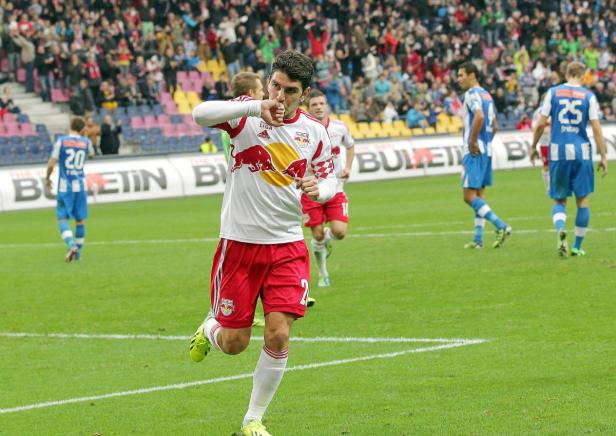 Ein Fußballspieler von Red Bull jubelt auf dem Spielfeld.