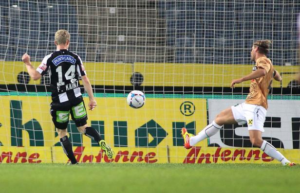 Zwei Fußballspieler während eines Spiels vor dem Tor.