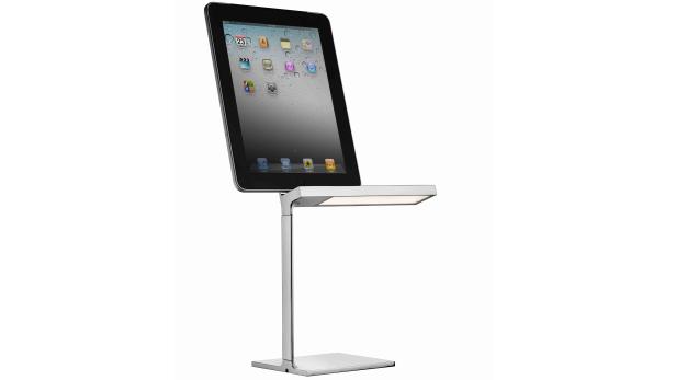 Ein iPad der ersten Generation auf einem silbernen Ständer mit integrierter Lampe.