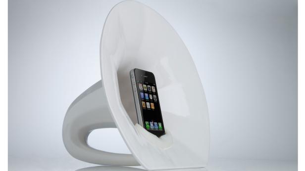 Ein iPhone befindet sich in einem weißen, hornförmigen Lautsprecher.