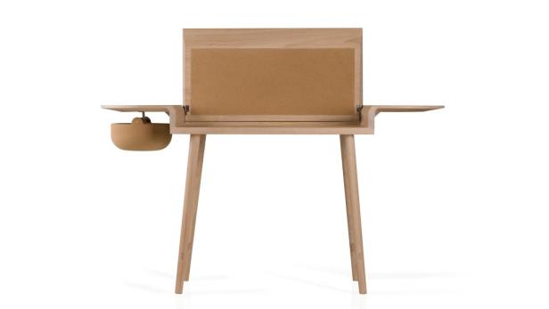 Ein heller Holzschreibtisch mit hochgeklappter Platte und einem kleinen Korb an der Seite.