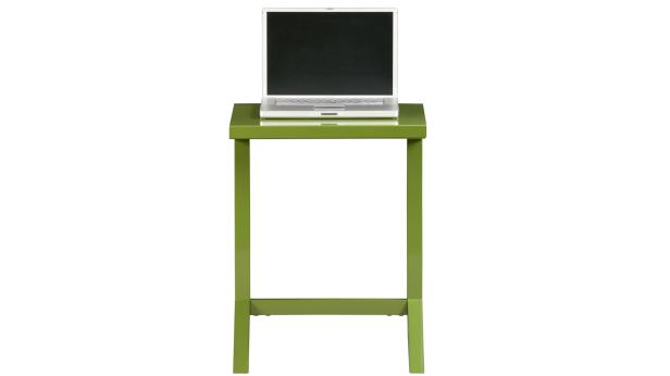 Ein Laptop steht auf einem kleinen, grünen Tisch.