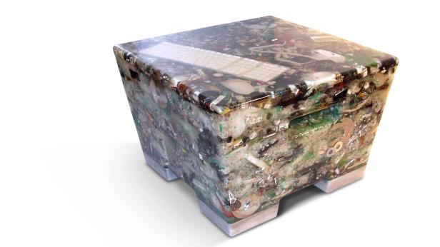 Ein Hocker aus recycelten Elektronikbauteilen und Kunstharz.