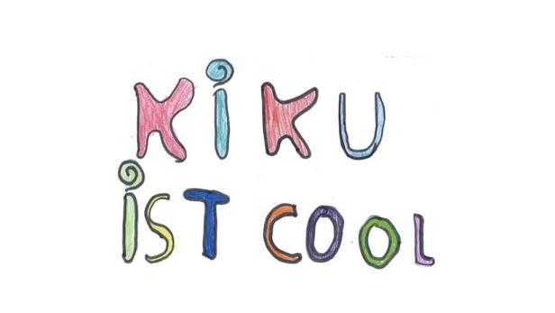 Eine bunte Kinderzeichnung mit der Aufschrift „Kiku ist cool“.