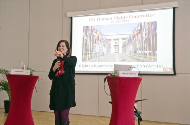 Eine Frau hält eine Präsentation vor dem UN-Menschenrechtsausschuss.