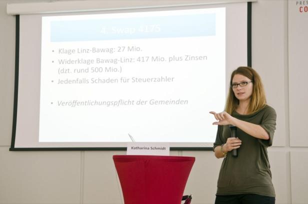 Katharina Schmidt hält eine Präsentation über finanzielle Angelegenheiten.