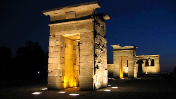 Der Tempel von Debod in Madrid bei Nacht mit Beleuchtung.