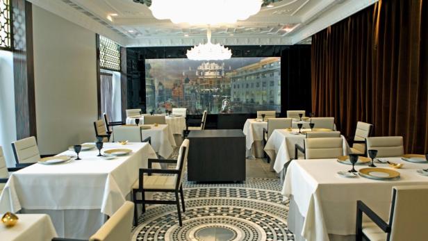 Ein elegant gedeckter Speisesaal mit Tischen und Stühlen.