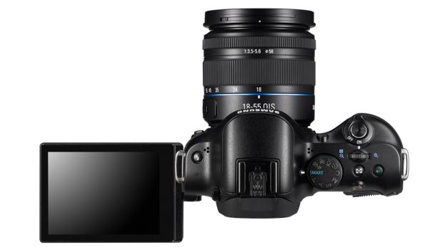 Eine Samsung-Kamera mit einem 18-55mm Objektiv von oben fotografiert.