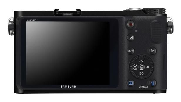 Die Rückseite einer schwarzen Samsung-Kamera mit AMOLED-Bildschirm und verschiedenen Bedienelementen.