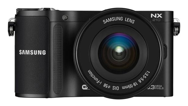 Eine schwarze Samsung NX210 Systemkamera mit Objektiv.