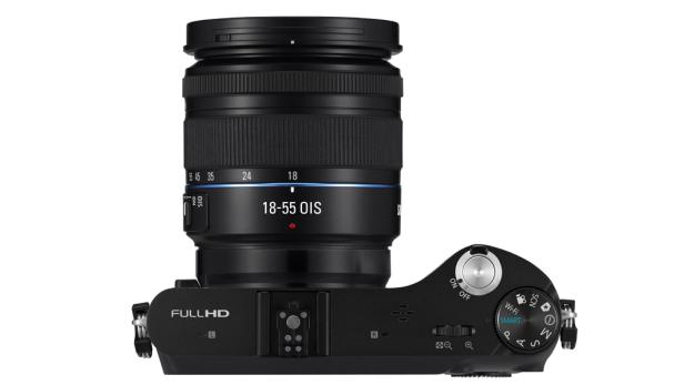 Eine schwarze Systemkamera mit einem 18-55mm Objektiv von oben fotografiert.