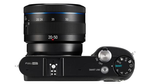 Eine schwarze Systemkamera mit einem 20-50mm Objektiv von oben fotografiert.