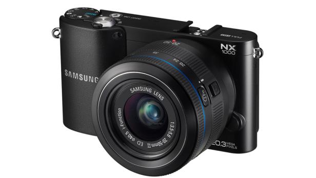 Eine schwarze Samsung NX1000 Systemkamera mit einem 20-50mm Objektiv.