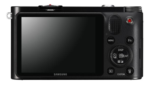 Die Rückseite einer schwarzen Samsung-Kamera mit einem Display und mehreren Knöpfen.