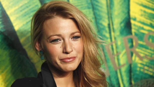 Ein Porträt von Blake Lively vor einem grünen Versace-Hintergrund.