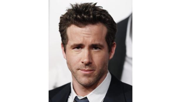 Porträt von Ryan Reynolds mit Anzug und Krawatte.