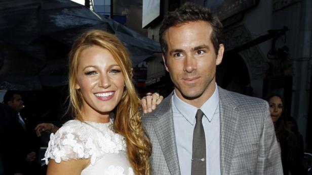 Blake Lively und Ryan Reynolds posieren zusammen auf einem Event.