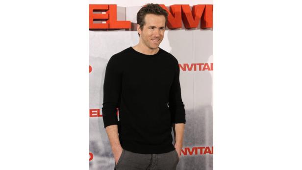 Ryan Reynolds posiert auf einer Veranstaltung mit den Händen in den Hosentaschen.