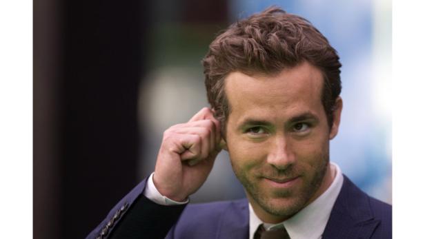 Porträt von Ryan Reynolds in einem dunklen Anzug.