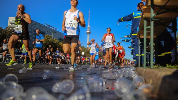 Läufer nehmen am Berlin-Marathon teil, im Hintergrund der Berliner Fernsehturm.