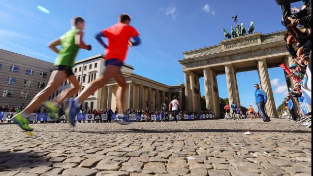 Läufer beim Berlin-Marathon vor dem Brandenburger Tor.