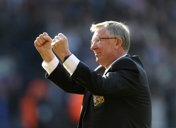 Sir Alex Ferguson jubelt mit geballten Fäusten.
