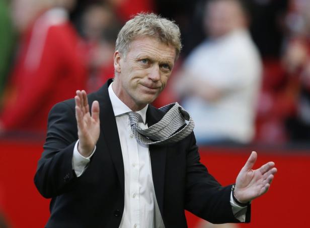 David Moyes winkt mit geöffnetem Hemd und gelöster Krawatte.