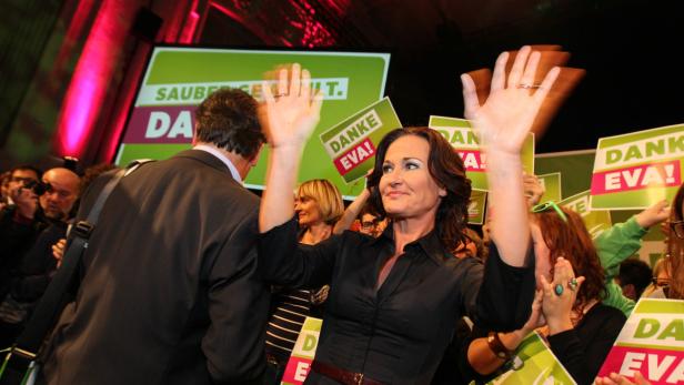 Eva Glawischnig bei einer Wahlveranstaltung mit „Danke Eva!“-Schildern.
