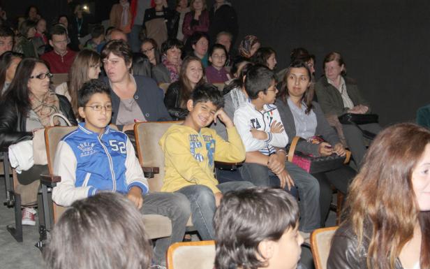 Zuschauer sitzen in einem Kinosaal.