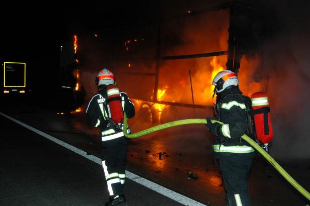 Ein Toter bei Fahrzeugbrand auf der A2 in Niederösterreich