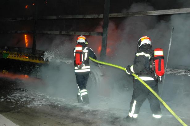 Ein Toter bei Fahrzeugbrand auf der A2 in Niederösterreich