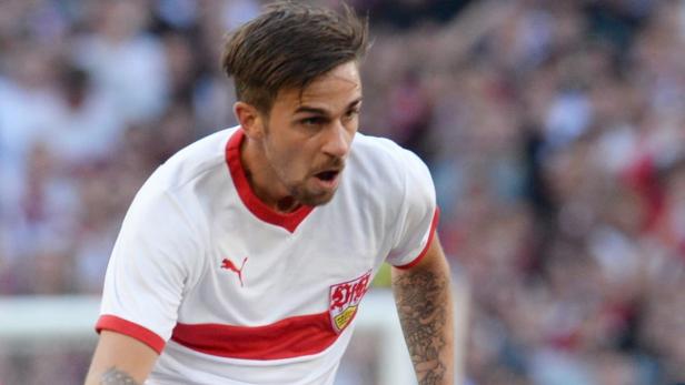 Ein Fußballspieler des VfB Stuttgart in einem weißen Trikot mit rotem Brustring.