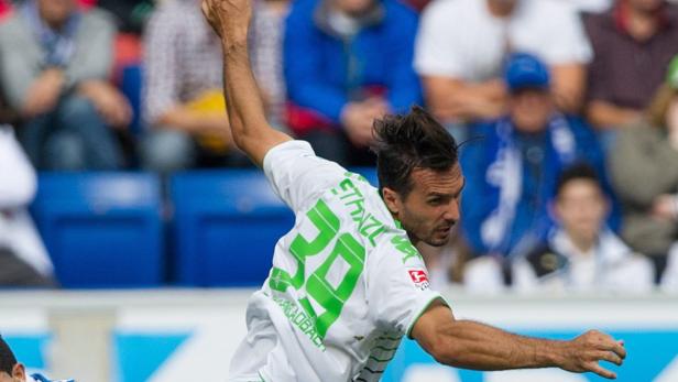 Ein Fußballspieler mit der Nummer 38 auf dem Trikot wirft einen Ball ins Publikum.